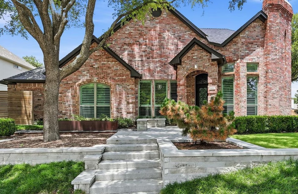 Single-story multi-tone brick home in Willow Bend Lakes, Plano, Texas